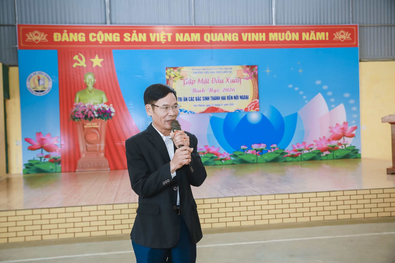 Bố cô Hảo hát
