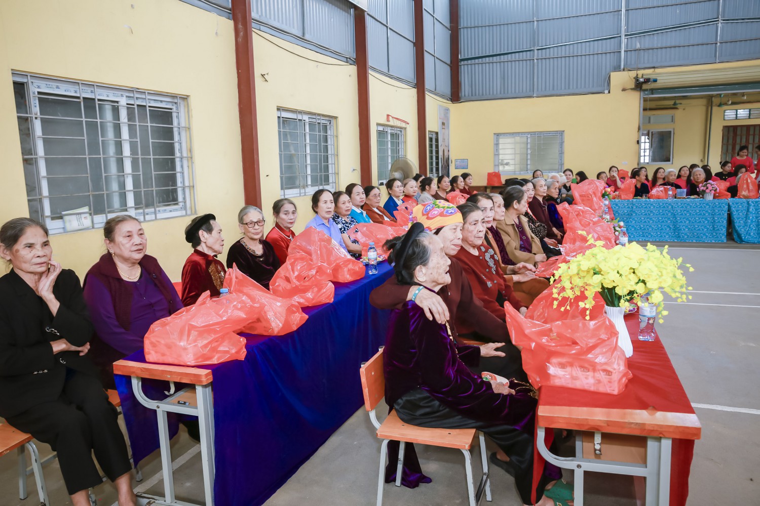 các cụ có quà