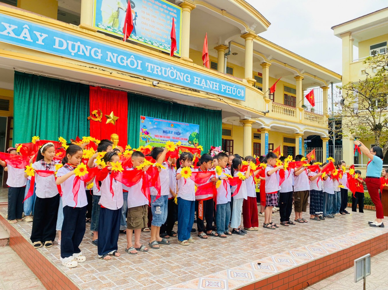 HS quàng khăn đỏ, lấy làm nền